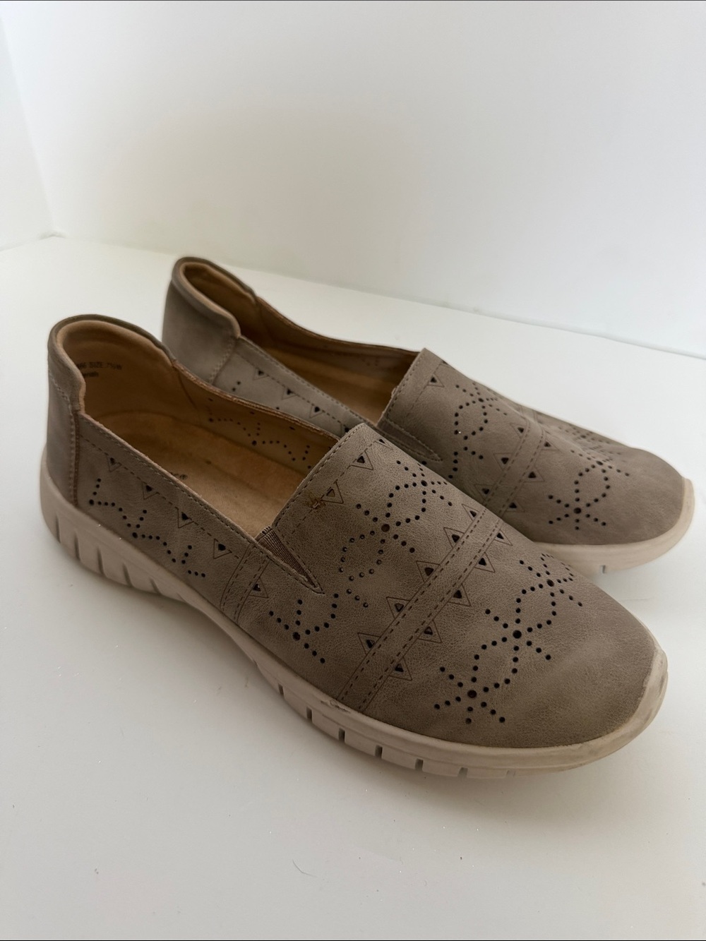 Easy Street comfort wave Women’s Casual Slip-On Sneakers in Taupe 7.5 wide tan